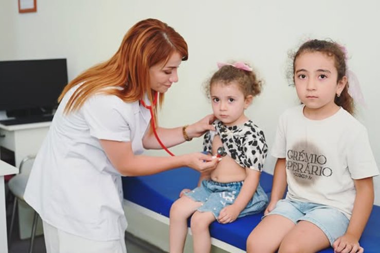Dr. Günay Hacızadə uşağı müayinə edir